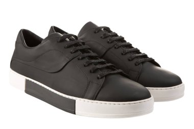 Beyaz lastik tabanlı siyah erkek ayakkabıları, beyaz arka planda bir çift moda ayakkabısı.