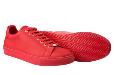 Kırmızı modaya uygun erkek spor ayakkabıları, beyaz arka planda deri ayakkabılar.