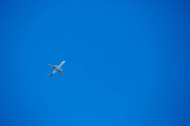 Mavi gökyüzü arka planında uçak, seyahat veya tatil konsepti, iş konsepti