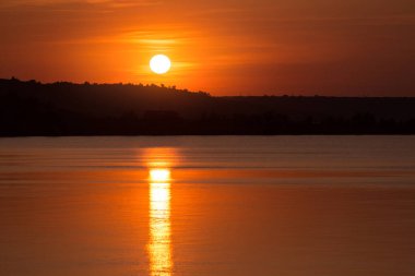 portakal rengi gün batımı, büyük güneş suya yansıyor, sahil şeridi, konsept doğa