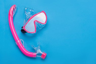 ,Deniz ve dalış, pembe maske ve şnorkelin minimum dinlenme konsepti mavi arka planda yatar, kopyalama alanı