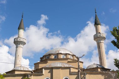 Cami kubbesi ve bulutlu mavi gökyüzüne karşı iki minare, Müslüman dini.