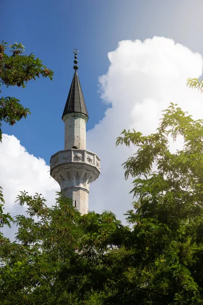 Minaret Wystający Drzew Błękitne Niebo Chmurami Blaskiem Słońca Religią Muzułmańską — Zdjęcie stockowe