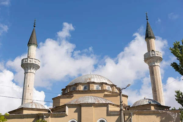 Cúpula Mesquita Dois Minaretes Contra Céu Azul Com Nuvens Religião — Fotografia de Stock