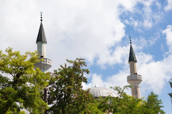 Meczet Kopuła Dwie Minarety Wystające Drzew Przeciwko Błękitne Niebo Chmurami — Zdjęcie stockowe