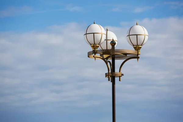 Λάμπα Δρόμου Στρογγυλούς Λαμπτήρες Κατά Του Ουρανού Σύννεφα Αστικό Φωτισμό — Φωτογραφία Αρχείου