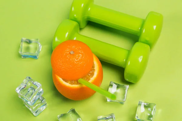 Arancione Con Una Cannuccia Manubri Verdi Uno Sfondo Verde Cubetti — Foto Stock