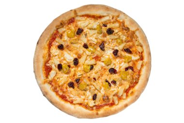 Beyaz arka planda boncuklu İtalyan pizzası, üst manzara.