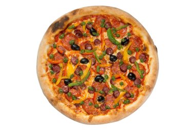 Beyaz arka planda boncuklu İtalyan pizzası, üst manzara.