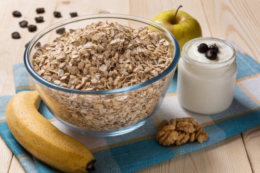 Yulaf gevreği ve yoğurt, meyve ve fındık, lezzetli müsli, sağlıklı yiyecekler.