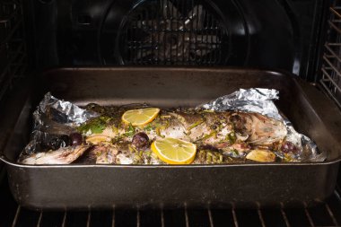 Salamuradaki iki deniz kabuğu balığı fırında pişirilir, protvin.