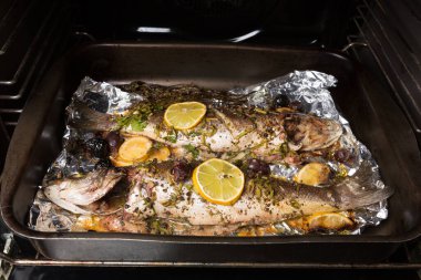 Salamuradaki iki deniz kabuğu balığı fırında pişirilir, protvin.