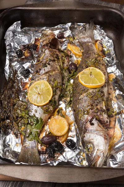 Twee Zeebaars Vissen Gebakken Oven Grill Een Houten Tafel Protvin — Stockfoto