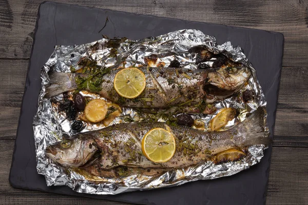Twee Zeebaars Vis Gebakken Oven Grill Voedselfolie Zwarte Leisteen — Stockfoto