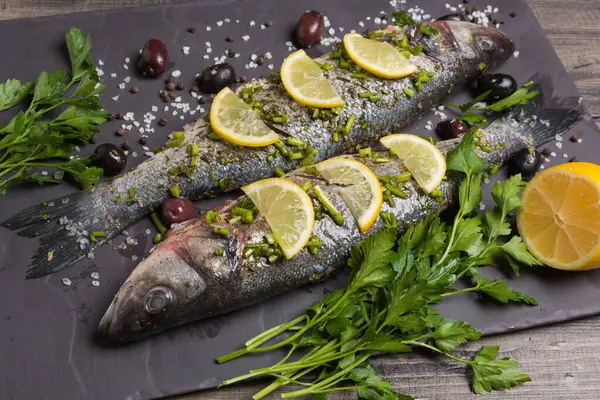 Dois Peixes Fundo Mar Marinada Com Especiarias Limão Peixe Cru — Fotografia de Stock