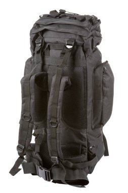 Büyük siyah sırt çantası, dolu, beyaz arkaplanda izole edilmiş.