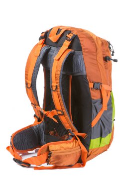 Orta boy turuncu sırt çantası, beyaz arka planda, arkası dönük.