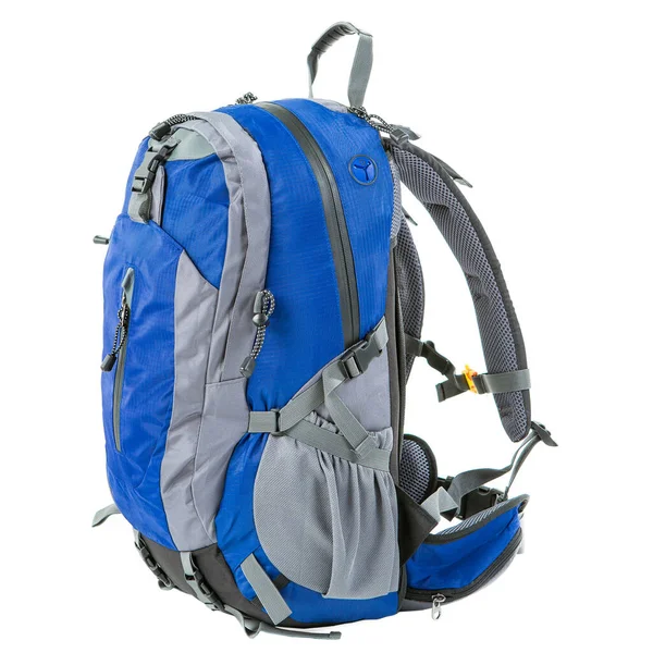 Orta boy mavi sırt çantası, dolu, beyaz arka planda izole edilmiş.