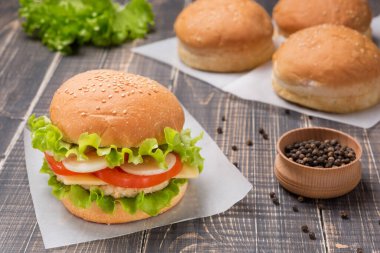 Hindi ile hazır burger, biraz çörek ve baharat eski tahtalarda, kırsal tarzda.