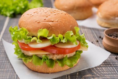 Hindi ile hazır burger, biraz çörek ve baharat eski tahtalarda, kırsal tarzda.