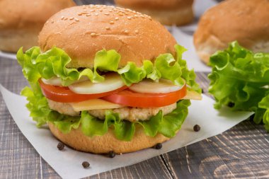 Köhne tahtalarda hamburger, köy tarzı, yakın çekim.