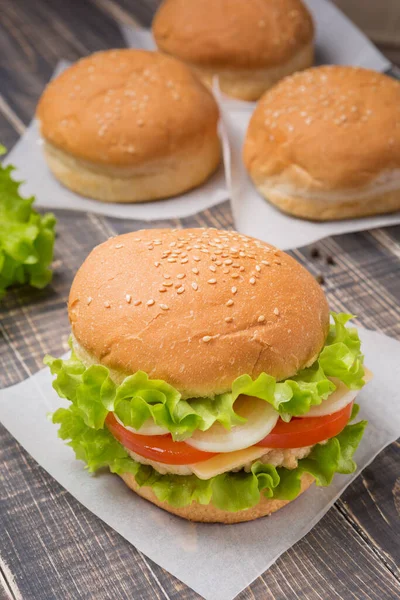 Hindi ile hazır burger, biraz çörek ve baharat eski tahtalarda, kırsal tarzda.
