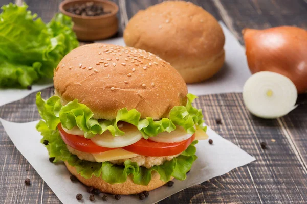 Hindi ile hazır burger, biraz çörek ve baharat eski tahtalarda, kırsal tarzda.