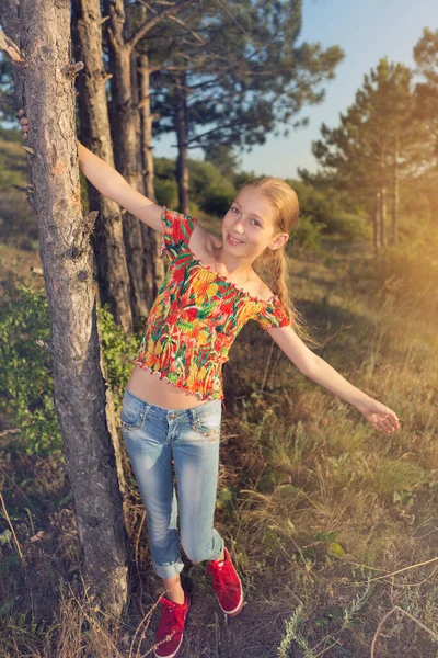 Дівчина Природі Лісі Стоїть Біля Соснового Дерева Тримає Руку Стовбура — стокове фото