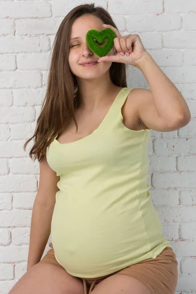 Koncepcja Ekologii Bezpieczeństwa Życia Kobieta Ciąży Zielonej Koszulce Trzyma Ręku — Zdjęcie stockowe