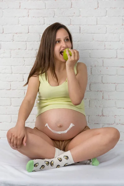 Koncepcja Zdrowego Odżywiania Ciężarna Kobieta Dużym Brzuchem Siedząca Jedząca Zielone — Zdjęcie stockowe