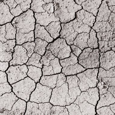 Kuruyan çatlaklarla kuru arazi, susuz toprak, kavram suyu ve ekoloji.