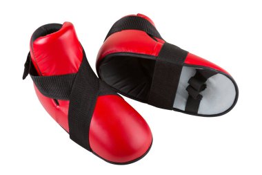 Karate ya da boks için kırmızı ayakkabılar, bacak koruması, beyaz arka planda, izole
