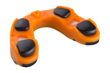 Turuncu spor ağız koruyucusu, beyaz arka planda kauçuk kutudaki dişlerin korunması.