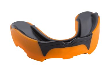 Turuncu spor ağız koruyucusu, beyaz arka planda kauçuk kutudaki dişlerin korunması.