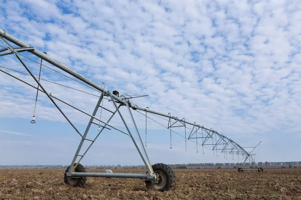 Sistema Automatizado Irrigação Agrícola Sistema Aspersores Campo Paisagem Agrícola Cultivada — Fotografia de Stock