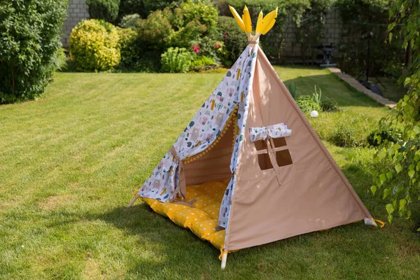 Children Wigwam Green Grass Summer Outdoor Recreation Concept Copy Space — Photo