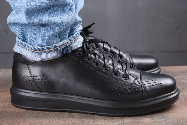 Chaussures Noires Sur Les Jambes Masculines Sur Fond Grunge Concept — Photo