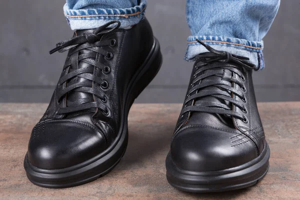 Δύο Μαύρα Παπούτσια Αντρικά Πόδια Grunge Φόντο Έννοια — Φωτογραφία Αρχείου