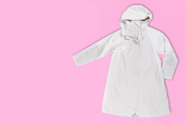 pembe arka plan, moda kavramı üzerinde ışık gri kadın yağmurluk