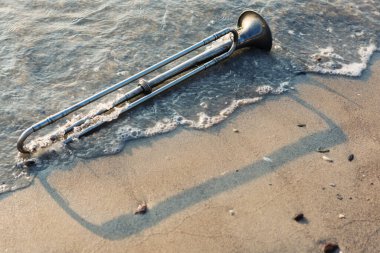 Yaz lirik kavramı bir kum plajındaki su Nefesli/Üflemeli Saz yatıyor