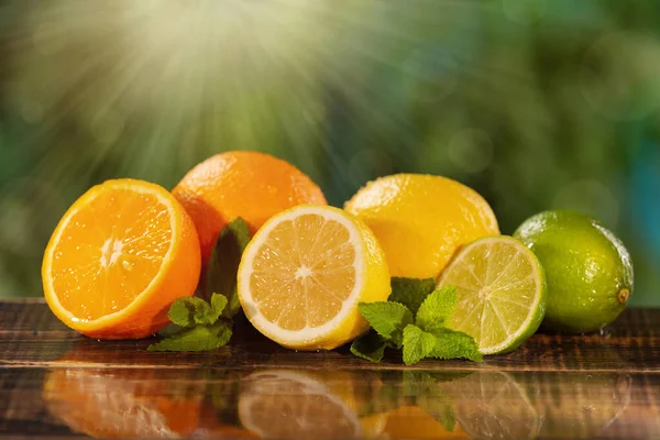 Many Juicy Citrus Fruits Wet Wooden Boards Sunlight Mint Water — Stok Foto