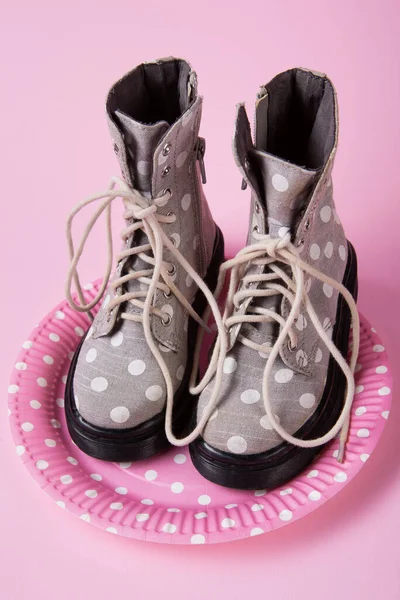 Women Shoes Peas Pink Plate Peas Pink Background Minimum Concept — Stockfoto