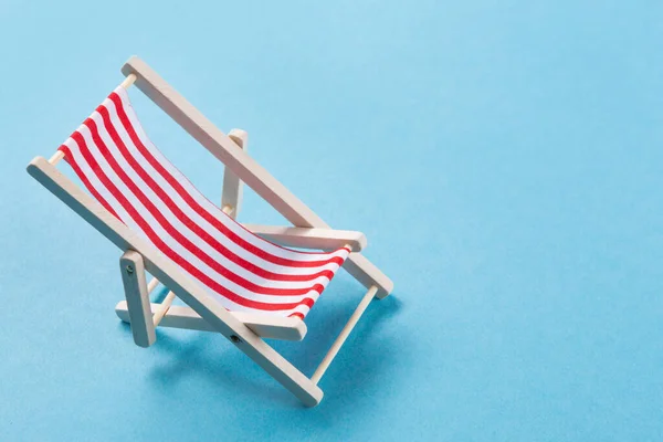 Single Empty Chaise Lounge Red Striped Cloth Laid Out Blue — Stock Photo, Image