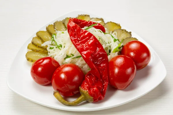 Tomates Concombres Marinés Choucroute Piments Rouges Sont Dans Assiette Assortiment — Photo