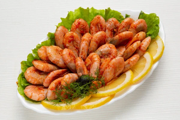 Crevettes Sauce Épicée Rouge Joliment Disposées Dans Une Assiette Tranches — Photo