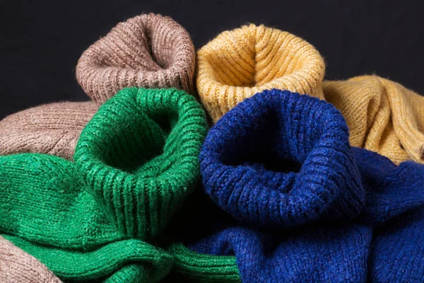 Quatro Camisolas Malha Coloridas Close Colares Para Cima Conceito Fundo — Fotografia de Stock