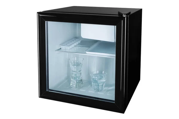 透明ガラスのドアを持つ小さな黒い冷蔵庫 水でいっぱいの2つのガラスの中 冷却と夏 ミニバーの概念 — ストック写真