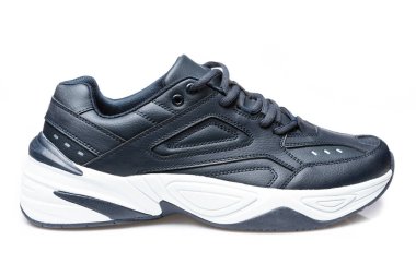 Beyaz tabanlı bir mavi spor ayakkabı, beyaz arka planda, izole edilmiş.