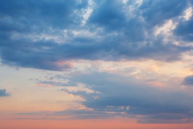Bulutlarda sabah gün doğumu, kırmızı ve mavi bulutlar, romantik atmosfer, doğal arka plan