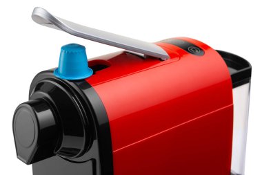 Kırmızı kapsül kahve makinesi elementi ve kahve tozlu mavi bir kapsül. Beyaz arka planda, yakın planda, izole edilmiş.